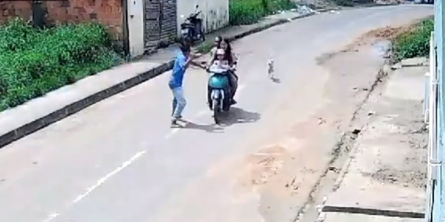 Homem é preso por derrubar mulheres e criança de moto para roubar bolsa em Tefé. Veja o vídeo!