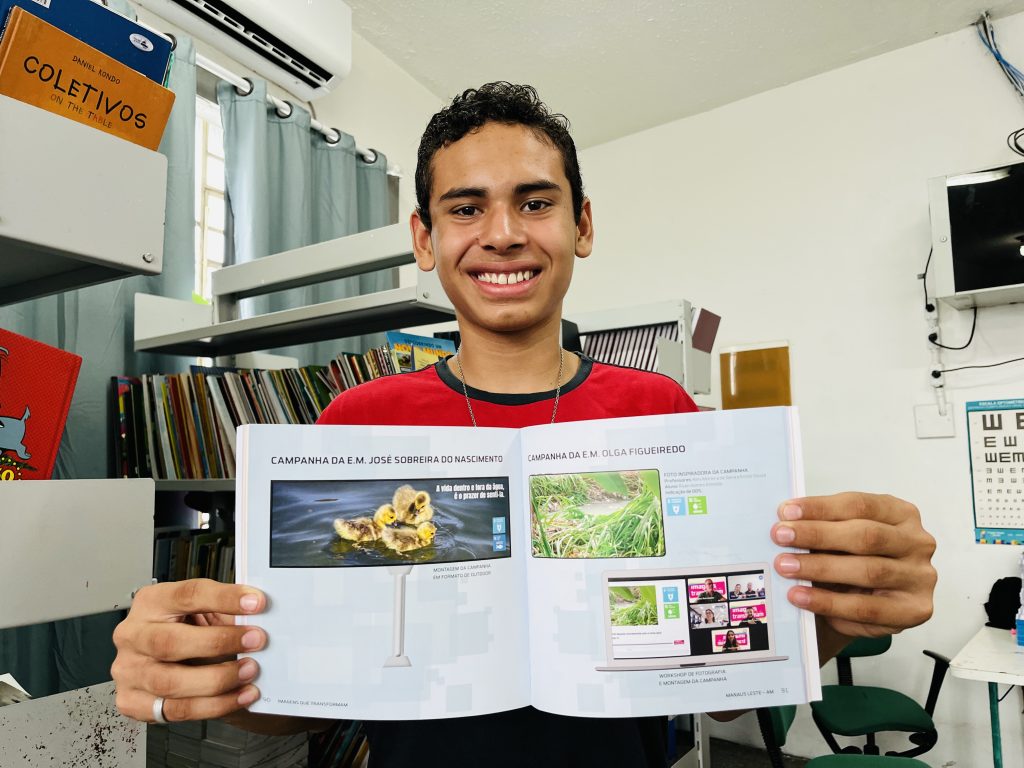 O livro “Imagens que Transformam” conta com imagens produzidas pelos estudantes / Foto : Divulgação Águas de Manaus