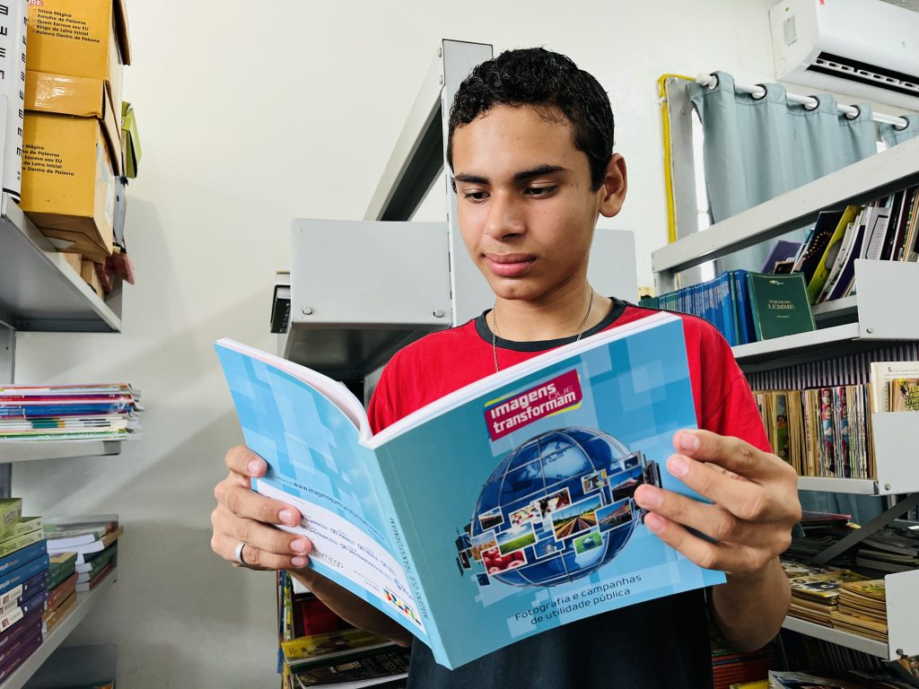 O livro “Imagens que Transformam” conta com imagens produzidas pelos estudantes / Foto : Divulgação Águas de Manaus