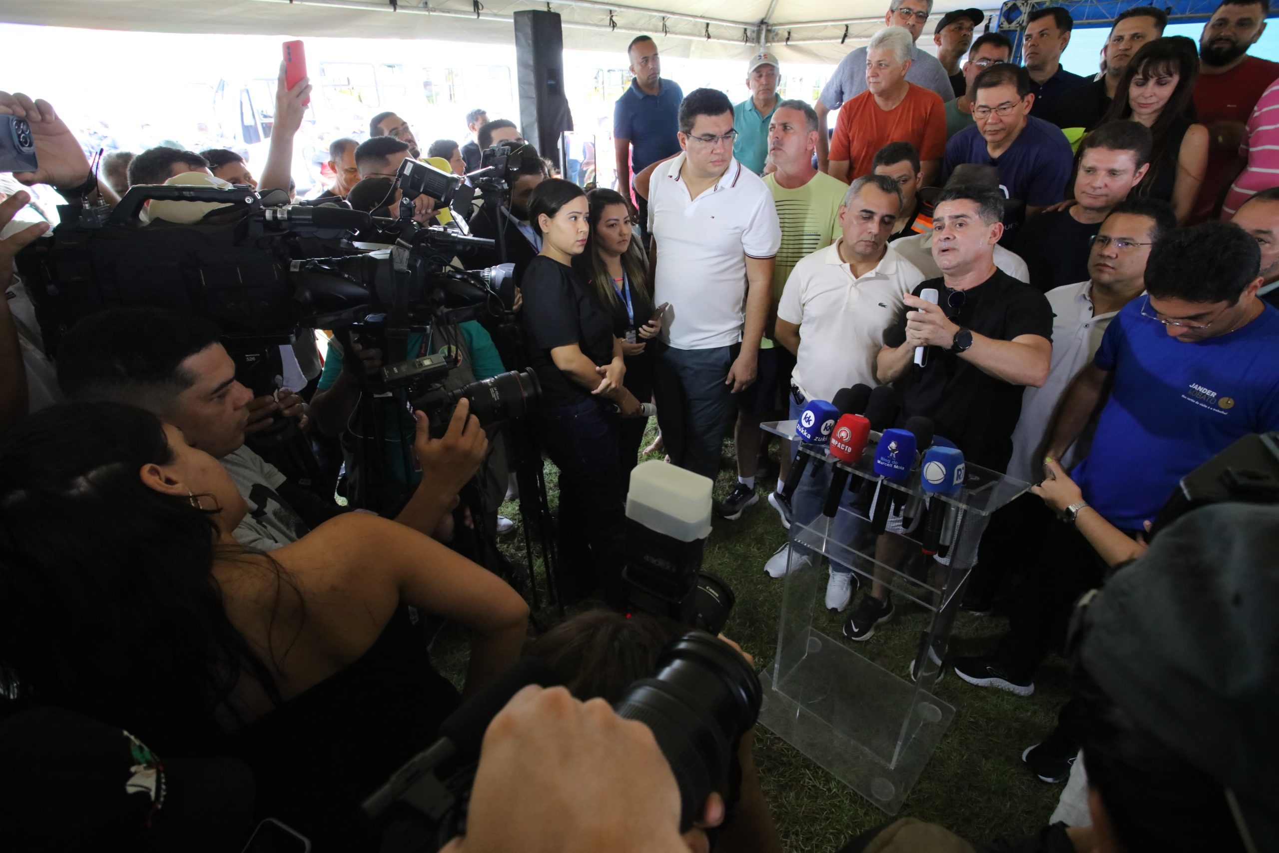 Prefeito David Almeida entrega 50 novos ônibus, ampliando para 367 a renovação da frota do transporte público em Manaus! / Fotos – Clóvis Miranda e Elton Viana / Semcom