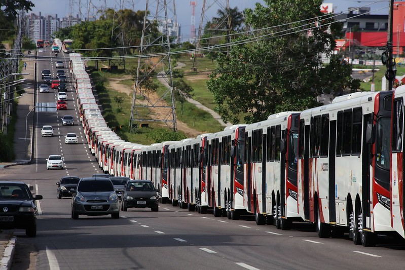 Prefeito David Almeida entrega 50 novos ônibus, ampliando para 367 a renovação da frota do transporte público em Manaus! / Fotos – Clóvis Miranda e Elton Viana / Semcom