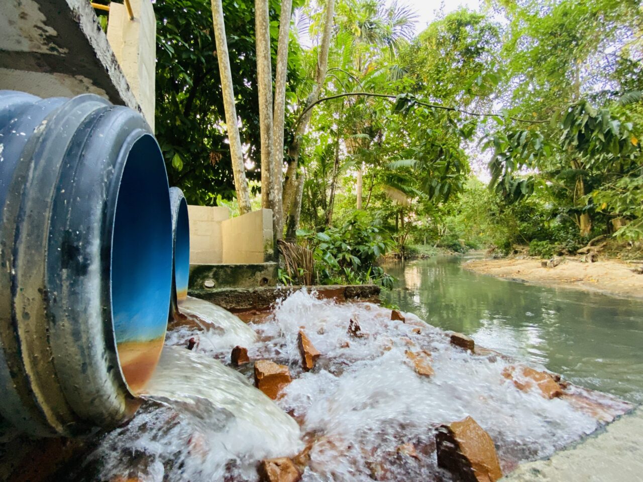 Saída do efluente tratado / Foto : Divulgação / Águas de Manaus