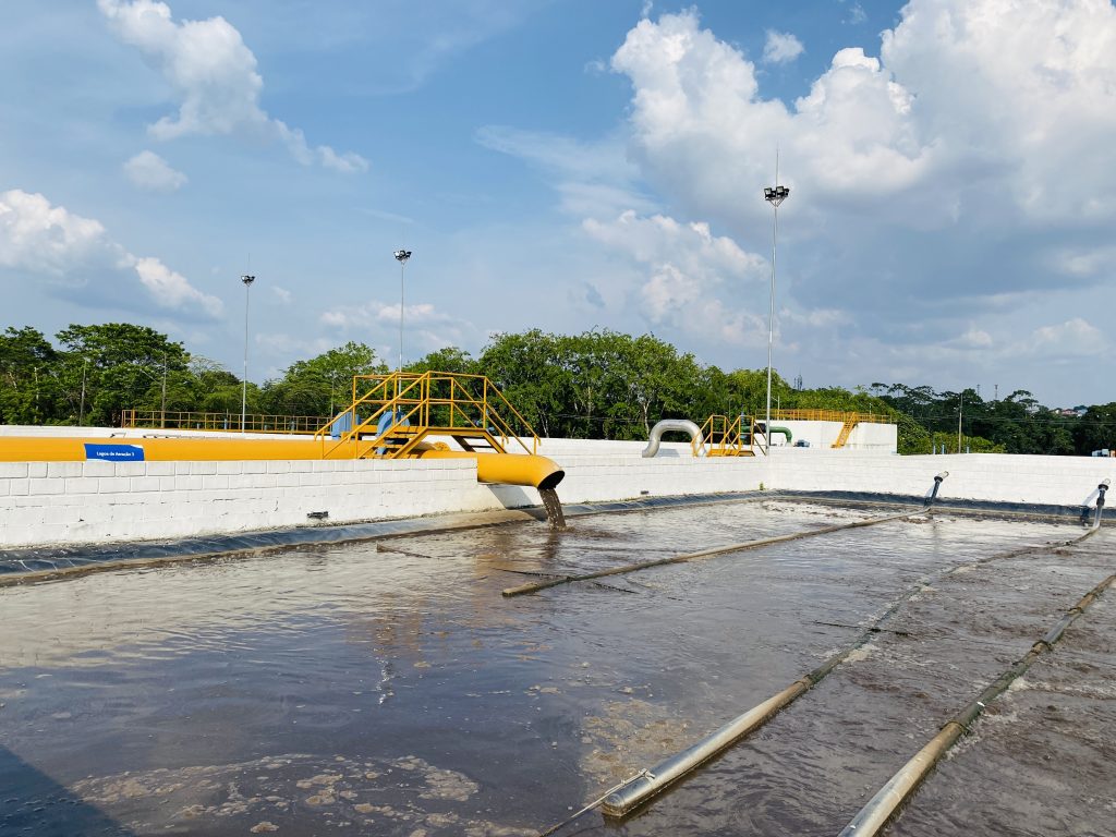 Chegada do esgoto para passar por tratamento / Foto : Divulgação / Águas de Manaus