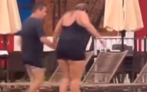 Vazou a segunda parte do vídeo do casal na piscina. A mulher saiu com as pernas bambas!