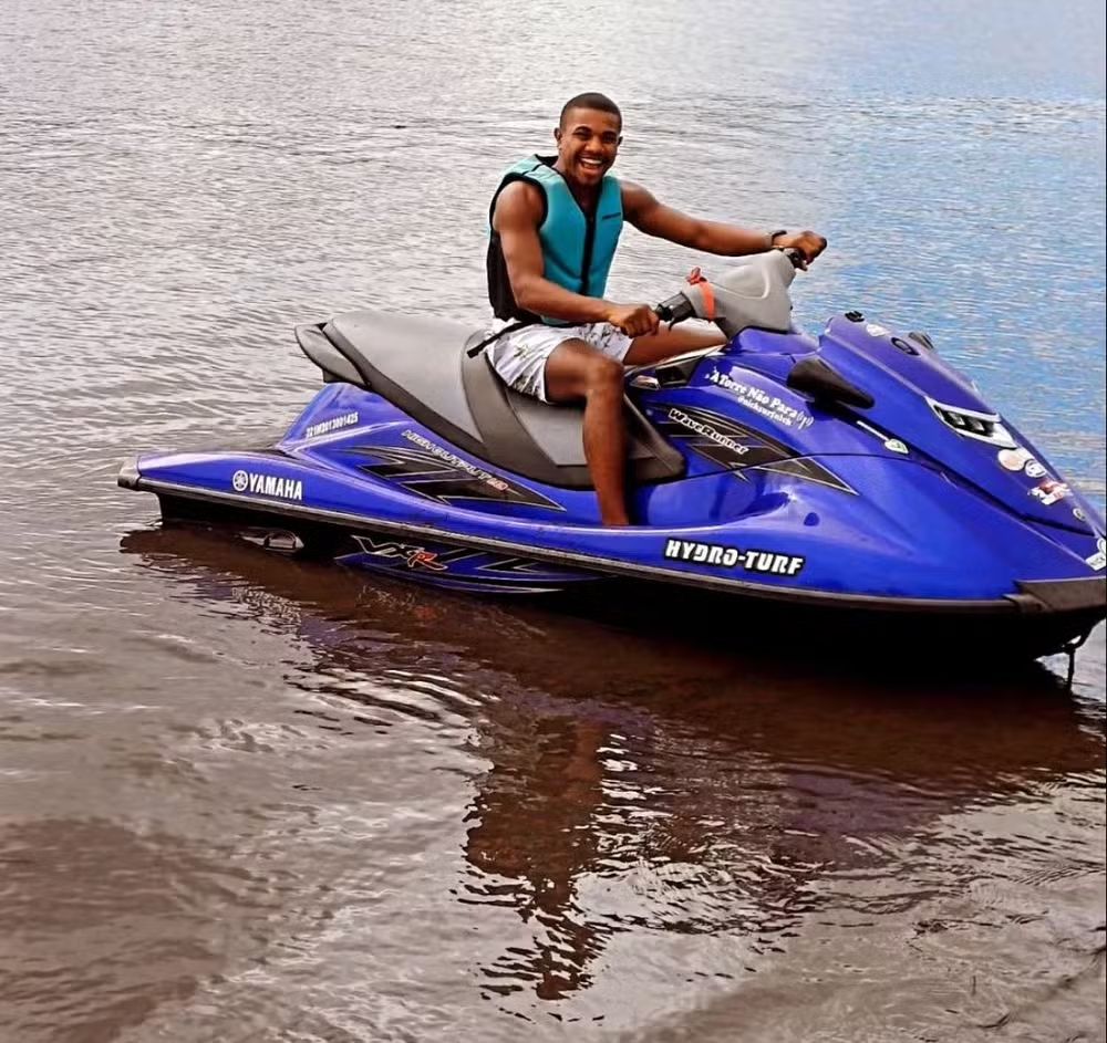 Davi Brito visto de jetski em Praia em Manaus / Foto : Divulgação