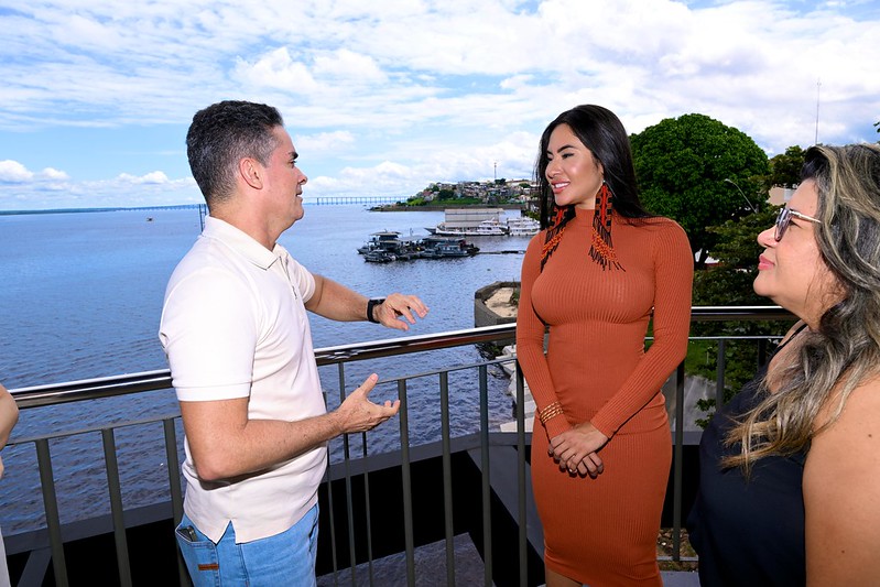 Prefeito de Manaus recebe Isabelle Nogueira no novo equipamento turístico e cultural da cidade, o Mirante Lúcia Almeida / Foto: Dhyeizo Lemos / Semcom