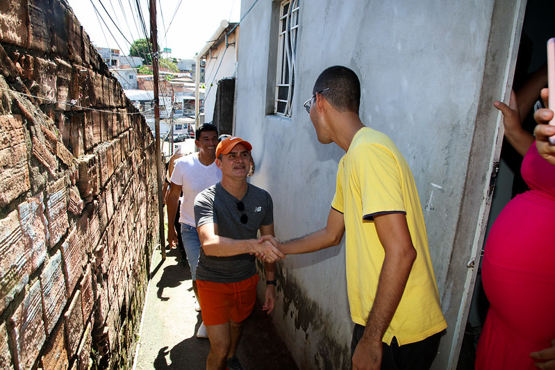 Prefeito David Almeida entrega pessoalmente casas recuperadas para famílias vítimas de incêndios em Manaus Foto Semcom e Divulgação Semhaf