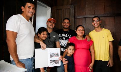 Prefeito David Almeida entrega pessoalmente casas recuperadas para famílias vítimas de incêndios em Manaus Foto Semcom e Divulgação Semhaf