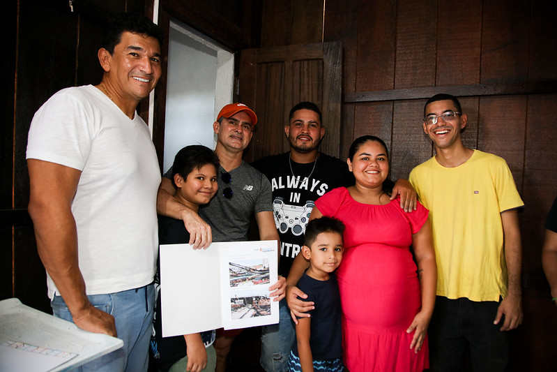 Prefeito David Almeida entrega pessoalmente casas recuperadas para famílias vítimas de incêndios em Manaus Foto Semcom e Divulgação Semhaf