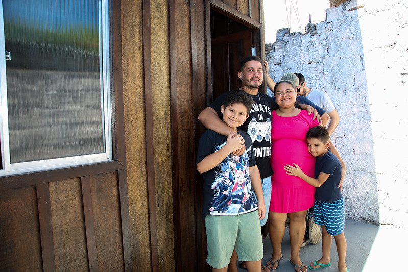 Prefeito David Almeida entrega pessoalmente casas recuperadas para famílias vítimas de incêndios em Manaus Foto Semcom e Divulgação Semhaf