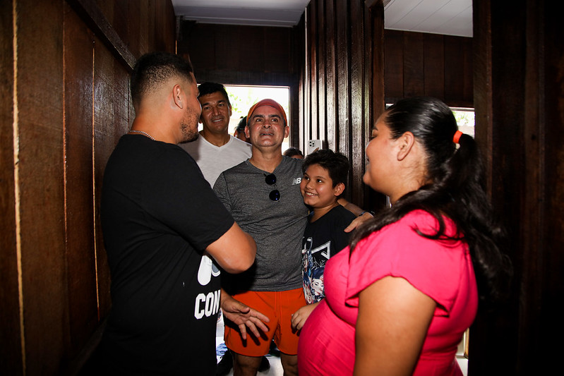 Prefeito David Almeida entrega pessoalmente casas recuperadas para famílias vítimas de incêndios em Manaus Foto Semcom e Divulgação Semhaf