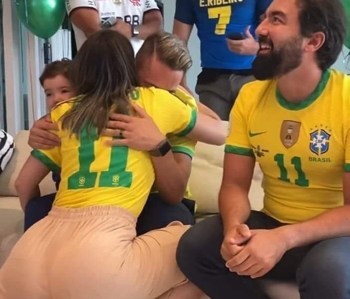 Mulher de Everton Ribeiro rouba a cena durante sua convocação e internautas fazem comentários maldosos!