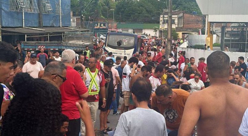 Micro-ônibus invade procissão e mata várias e fere outros tantos no Domingo de Páscoa. Veja o vídeo