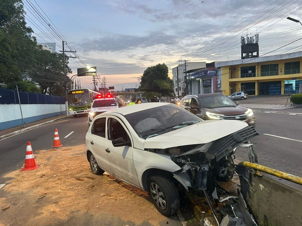 Motorista sofre fraturas expostas após grave colisão contra mureta em Manaus / Foto : Jucélio Paiva