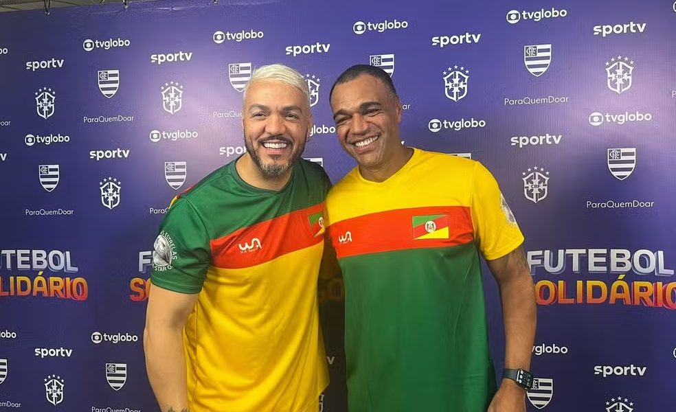 Belo e Denilson se encontram em Futebol Solidário em clima de amizade: 'Faz parte da minha história' — Foto: Nathalia Accioly/gshow