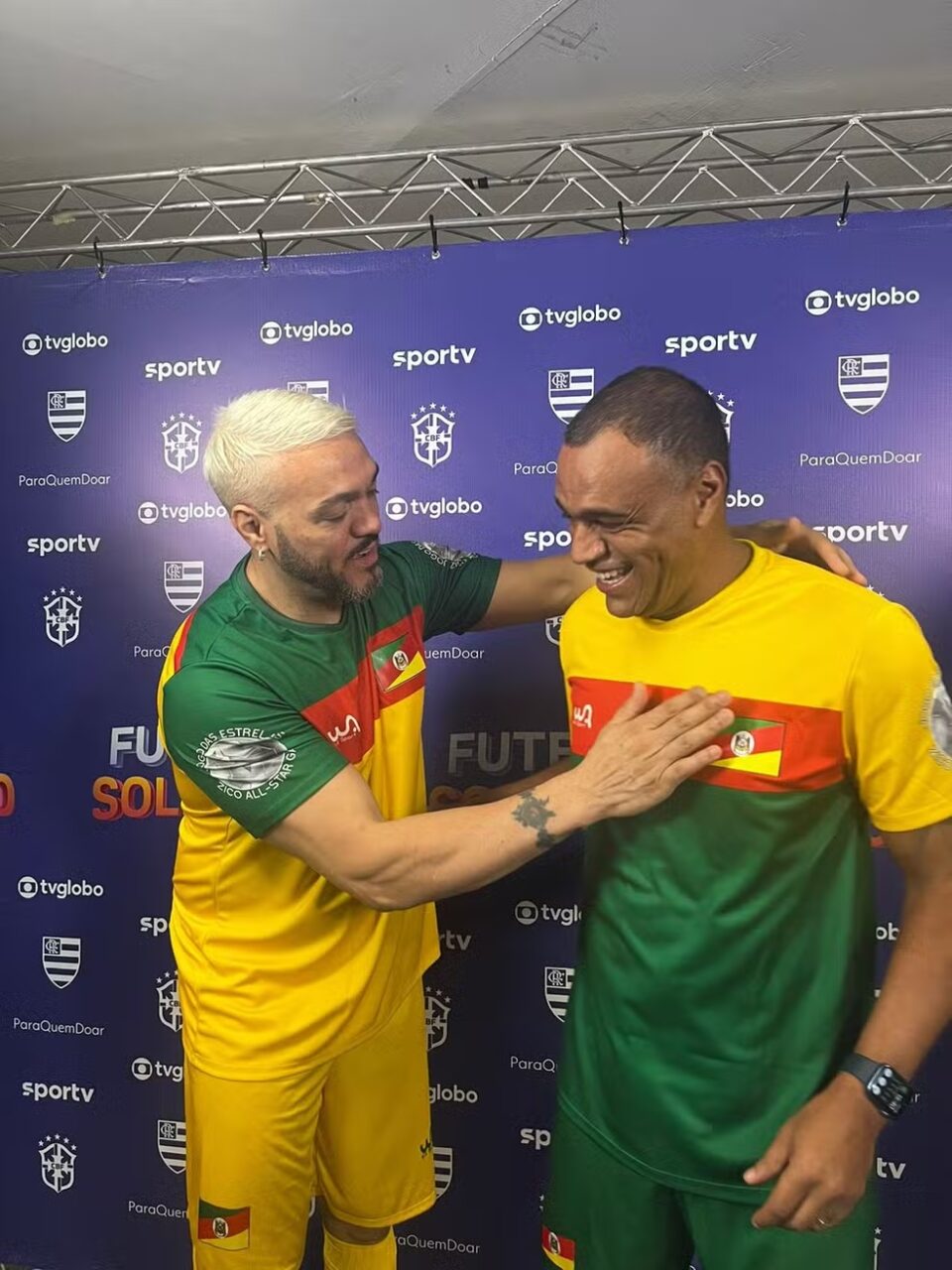 Belo e Denilson se encontram em Futebol Solidário em clima de amizade: 'Faz parte da minha história' — Foto: Nathalia Accioly/gshow