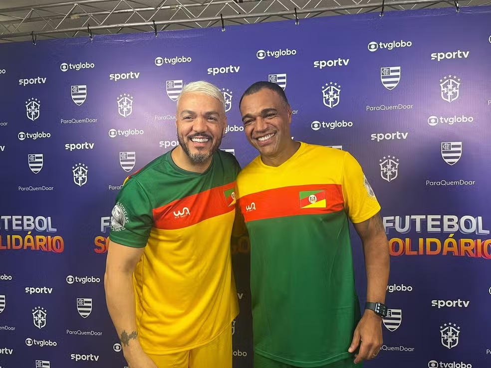 Belo e Denilson se encontram em Futebol Solidário em clima de amizade: 'Faz parte da minha história' — Foto: Nathalia Accioly/gshow