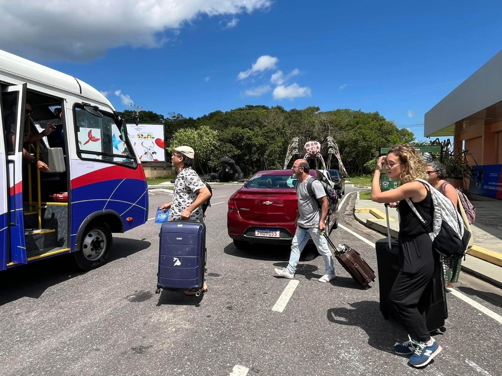 Jurados do 57º Festival Folclórico de Parintins chegando em Parintins / Foto Michel Amazonas