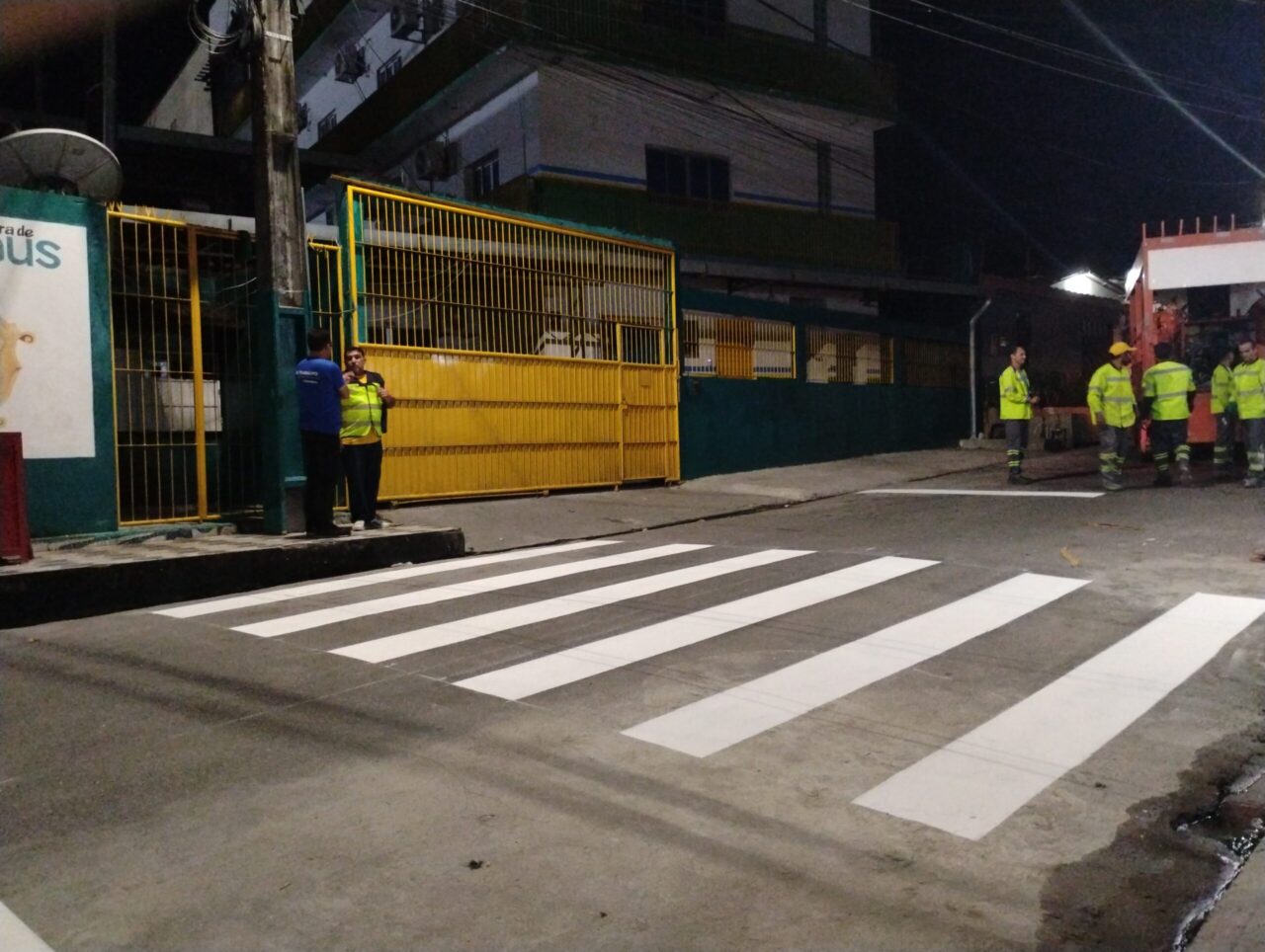  Prefeitura de Manaus revitaliza e instala faixas de pedestres para melhorar segurança viária em frente às escolas / Foto - Divulgação/IMMU