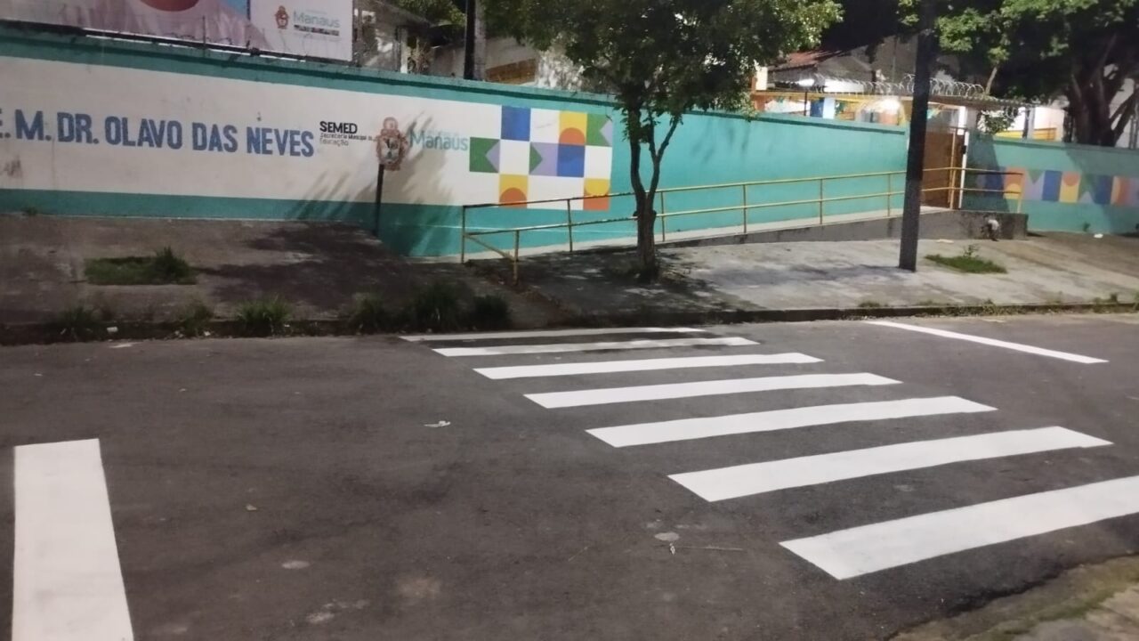  Prefeitura de Manaus revitaliza e instala faixas de pedestres para melhorar segurança viária em frente às escolas / Foto - Divulgação/IMMU