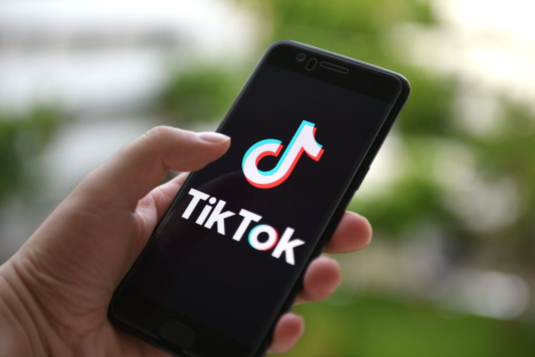 Pesquisa aponta que jovens buscam mais informações no TikTok do que no Google!