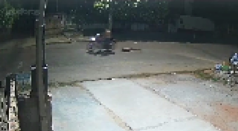 Câmera flagra homem arrastando corpo da namorada na rua acorrentada. Vídeo +18!