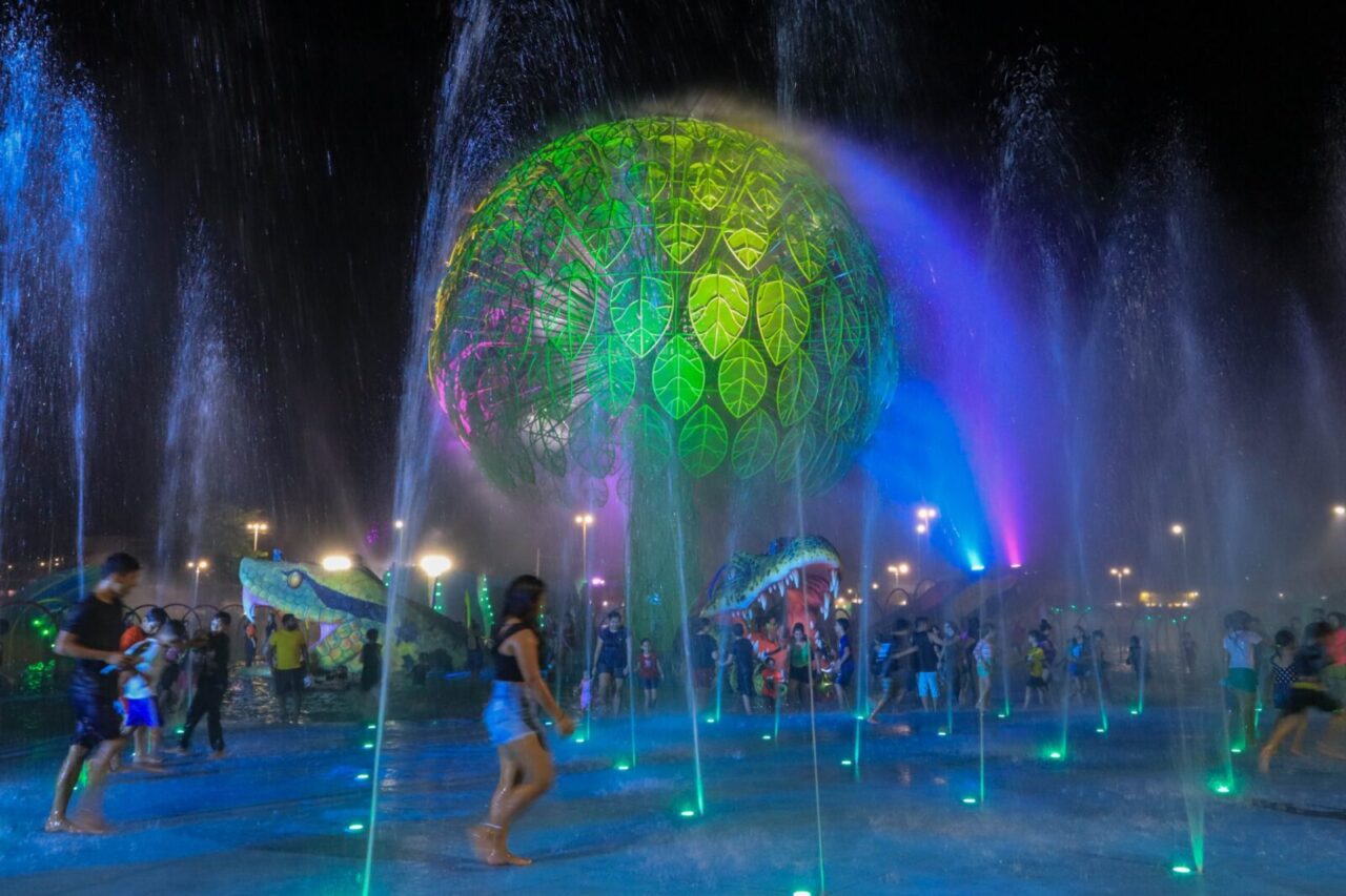 Com formato de nuvem de neblina, chafariz de 15 metros da praça molhada do Gigantes da Floresta encanta visitantes / Foto : Divulgação