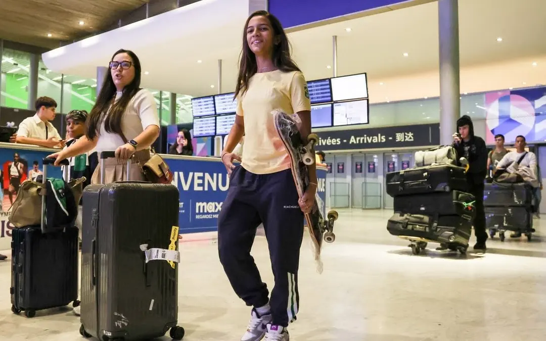 A Novinha que você respeita! Rayssa Leal desembarca em Paris para Jogos Olímpicos e é tietada por fãs! / (Foto: Luiza Moraes/COB)