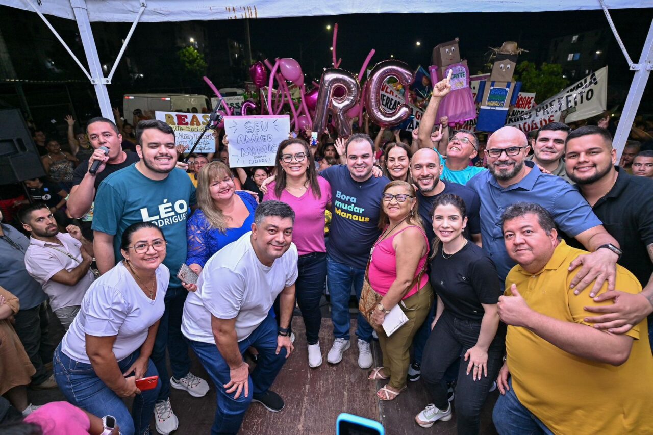 Roberto Cidade, pré candidato a Prefeito de Manaus, ouve as demandas dos moradores da zona Norte / Foto : Divulgação