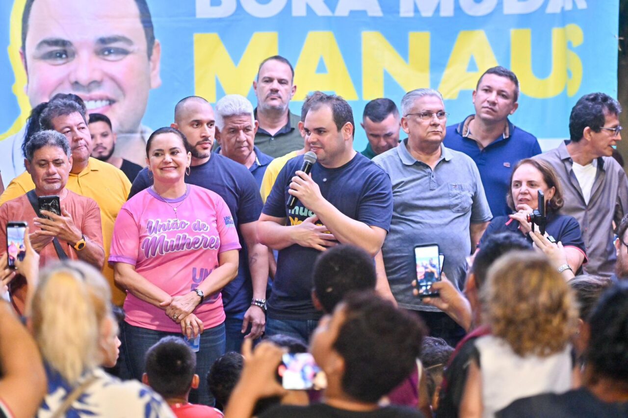 Roberto Cidade, pré candidato a Prefeito de Manaus, ouve as demandas dos moradores da zona Norte / Foto : Divulgação