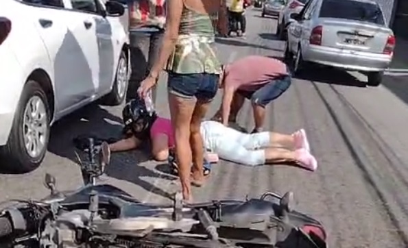 Acidente de moto em Manaus deixa condutora machucada. Veja o vídeo