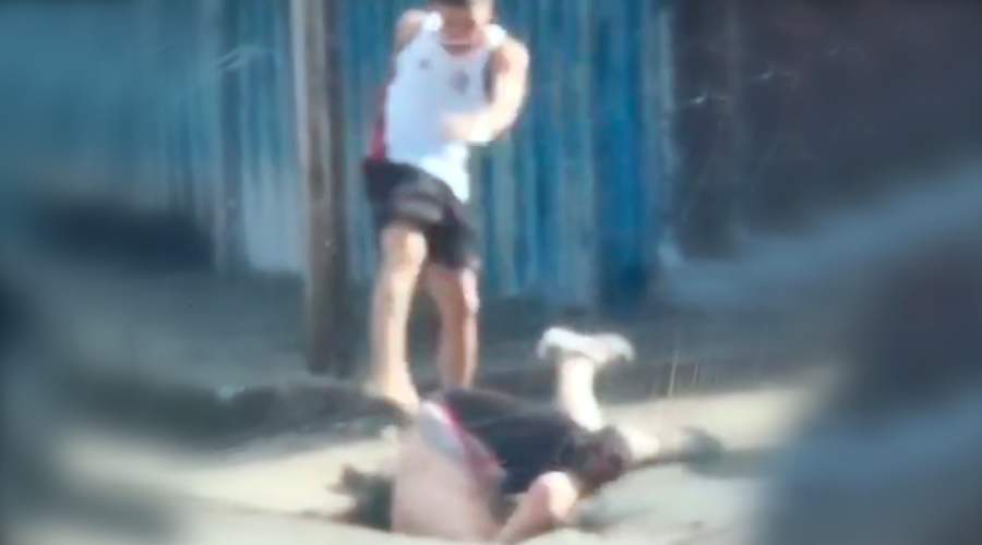 Vídeo mostra homem sendo espancado com a cabeça enfiada em bueiro no bairro Petrópolis, em Manaus