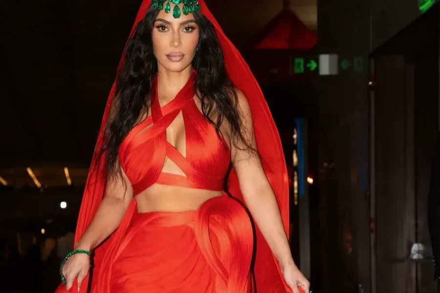 Saiba quanto foi a bagatela que Kim Kardashian recebeu pra ir no casamento do filho do homem mais rico da Índia!