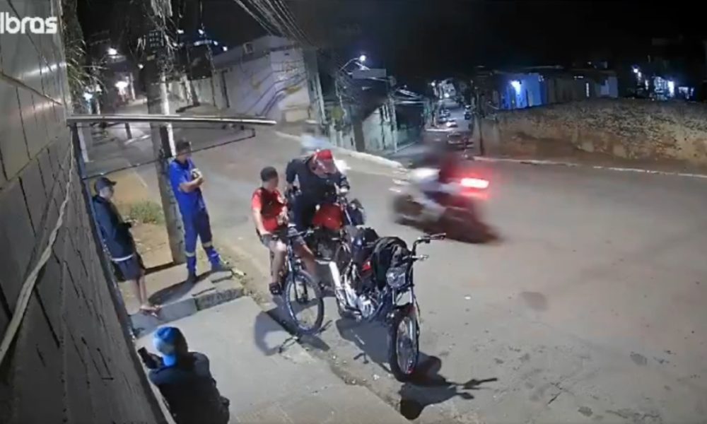 Vídeo flagra colisão vioI.en.ta entre dois motociclistas em via