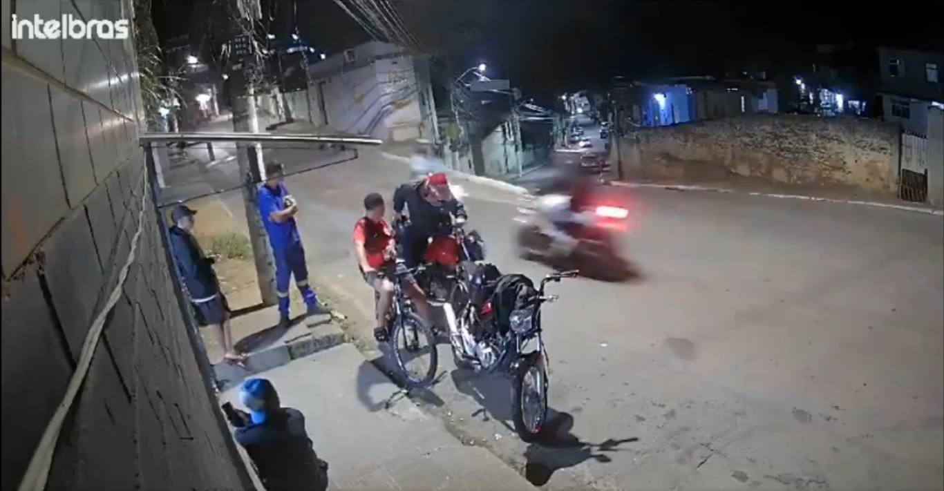 Vídeo flagra colisão vioI.en.ta entre dois motociclistas em via