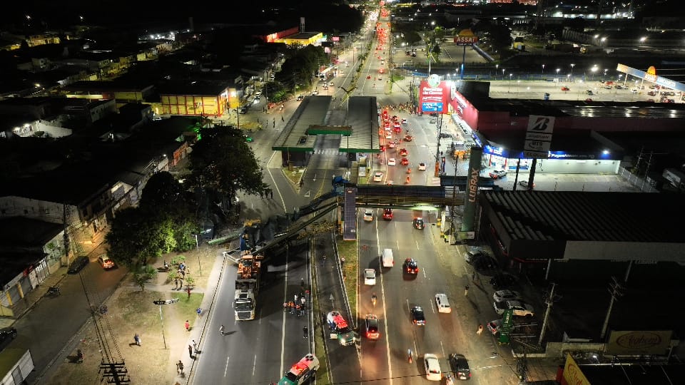 Prefeitura de Manaus interdita trecho da avenida Torquato Tapajós após carreta esbagaçar passarela! / Foto – Márcio Melo e Rayner Souza/Seminf