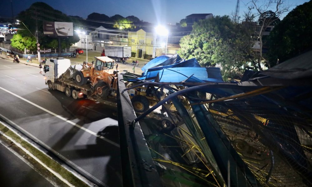 Prefeitura de Manaus interdita trecho da avenida Torquato Tapajós após carreta esbagaçar passarela! / Foto – Márcio Melo e Rayner Souza/Seminf