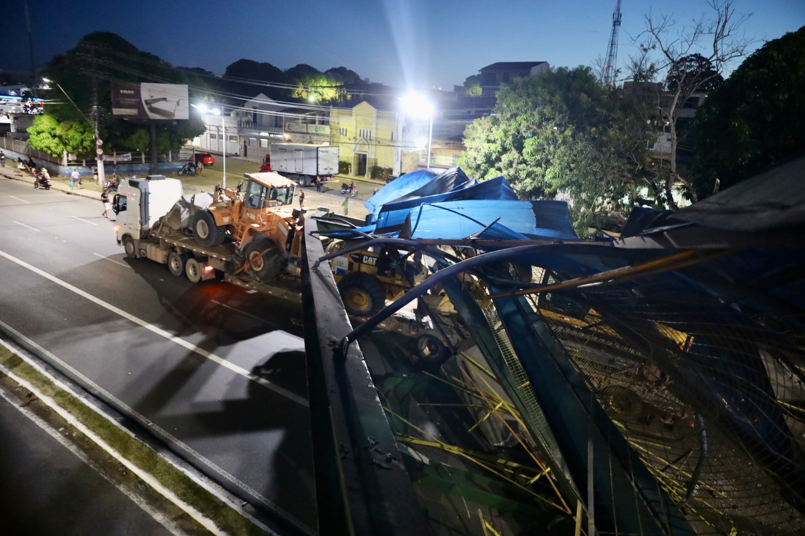 Prefeitura de Manaus interdita trecho da avenida Torquato Tapajós após carreta esbagaçar passarela! / Foto – Márcio Melo e Rayner Souza/Seminf