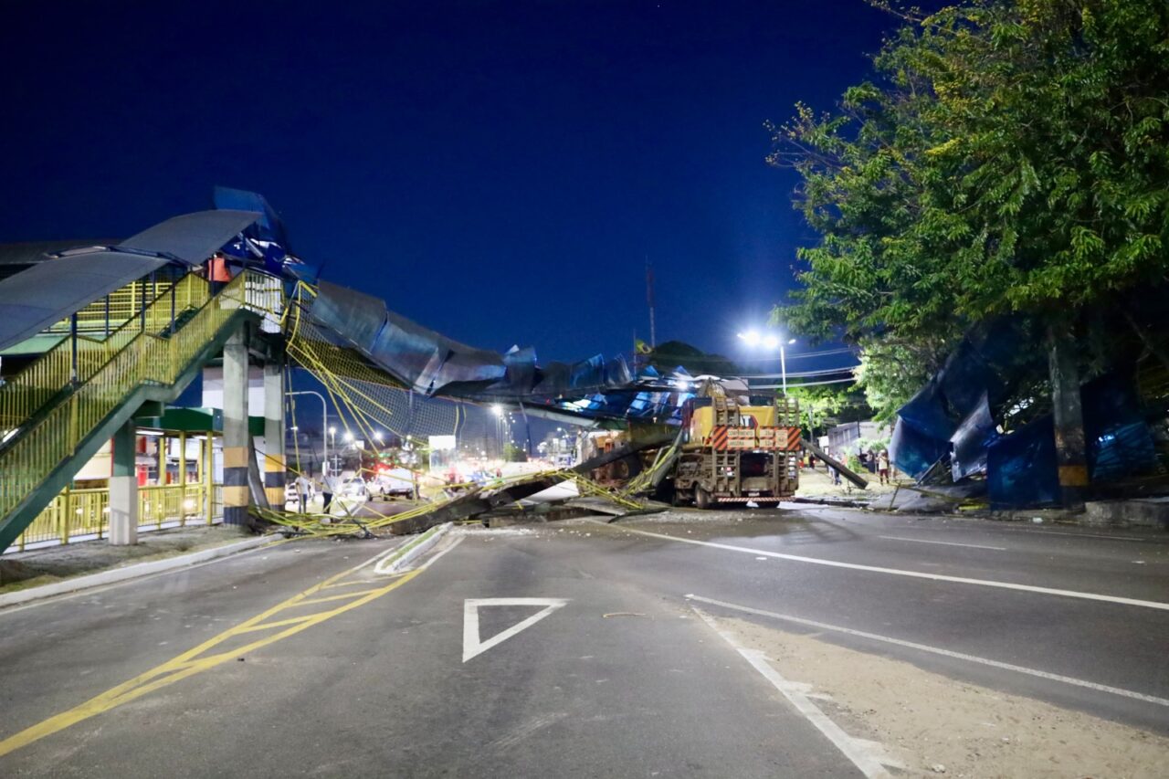 Prefeitura de Manaus interdita trecho da avenida Torquato Tapajós após carreta esbagaçar passarela! / Foto – Márcio Melo e Rayner Souza/Seminf