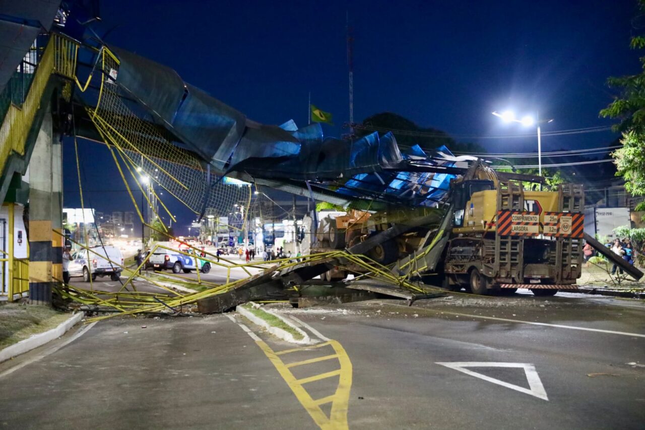 Prefeitura de Manaus interdita trecho da avenida Torquato Tapajós após carreta esbagaçar passarela! / Foto – Márcio Melo e Rayner Souza/Seminf