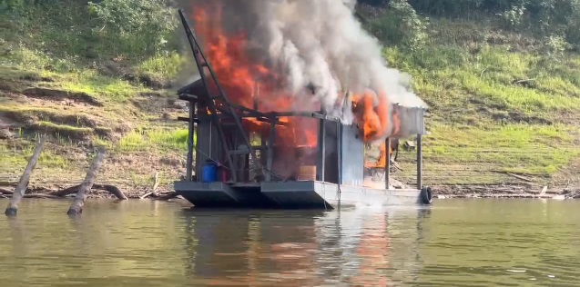 Polícia Federal destrói dragas usadas no Garimpo Ilegal na Amazônia e o caos se instala em Humaitá!