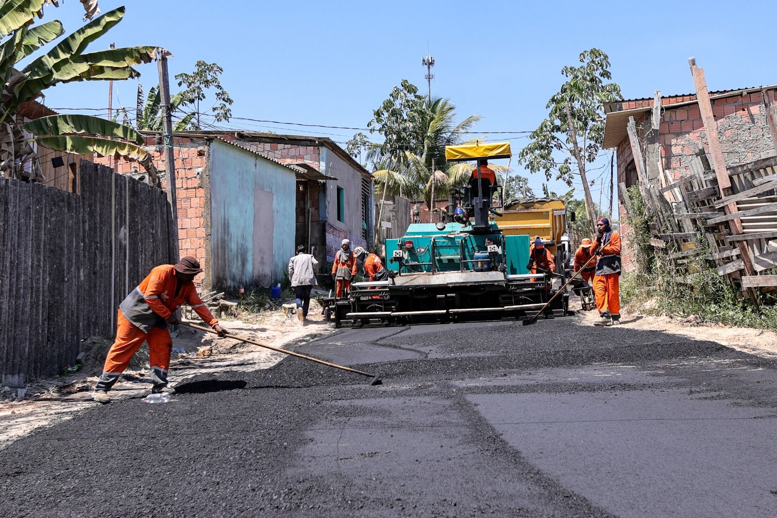 Pref. David Almeida vistoria recapeamento de ruas em bairros da zona Norte de Manaus / Foto : Divulgação