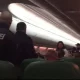 Piloto chama a polícia após peido podre contaminar o avião e o peidão não queria parar!