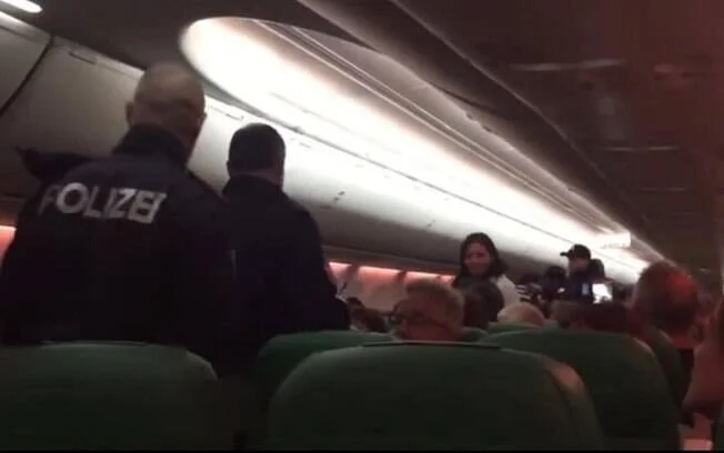 Piloto chama a polícia após peido podre contaminar o avião e o peidão não queria parar!