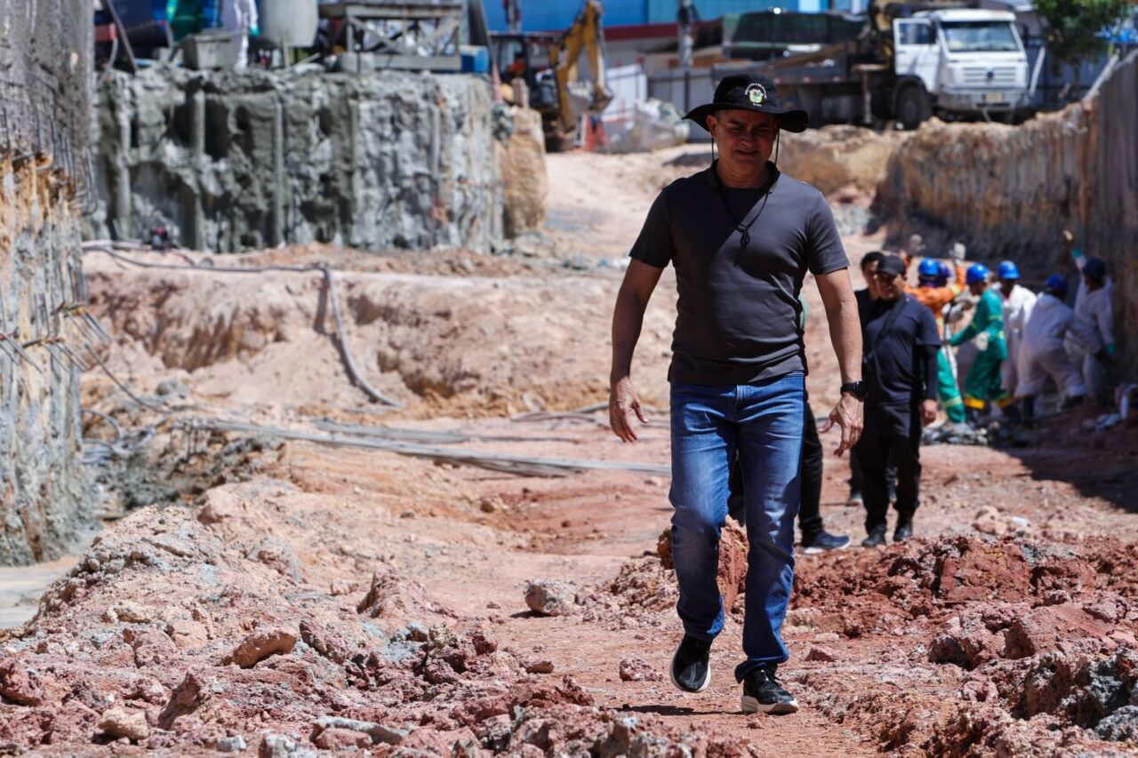 Prefeito David Almeida inspeciona o progresso das obras do complexo viário Rei Pelé. / Foto : Divulgação