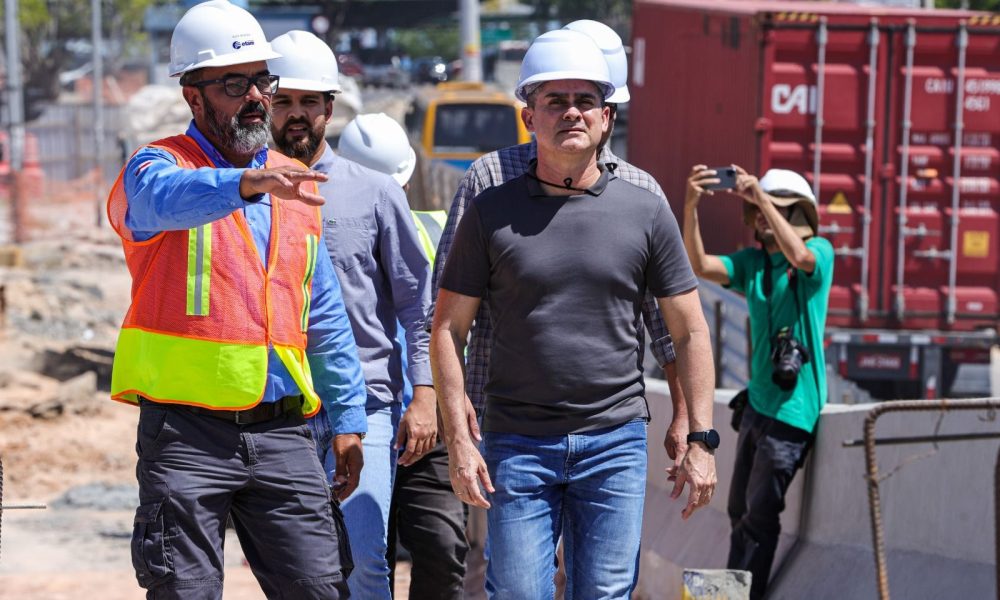 Prefeito David Almeida inspeciona o progresso das obras do complexo viário Rei Pelé. / Foto : Divulgação