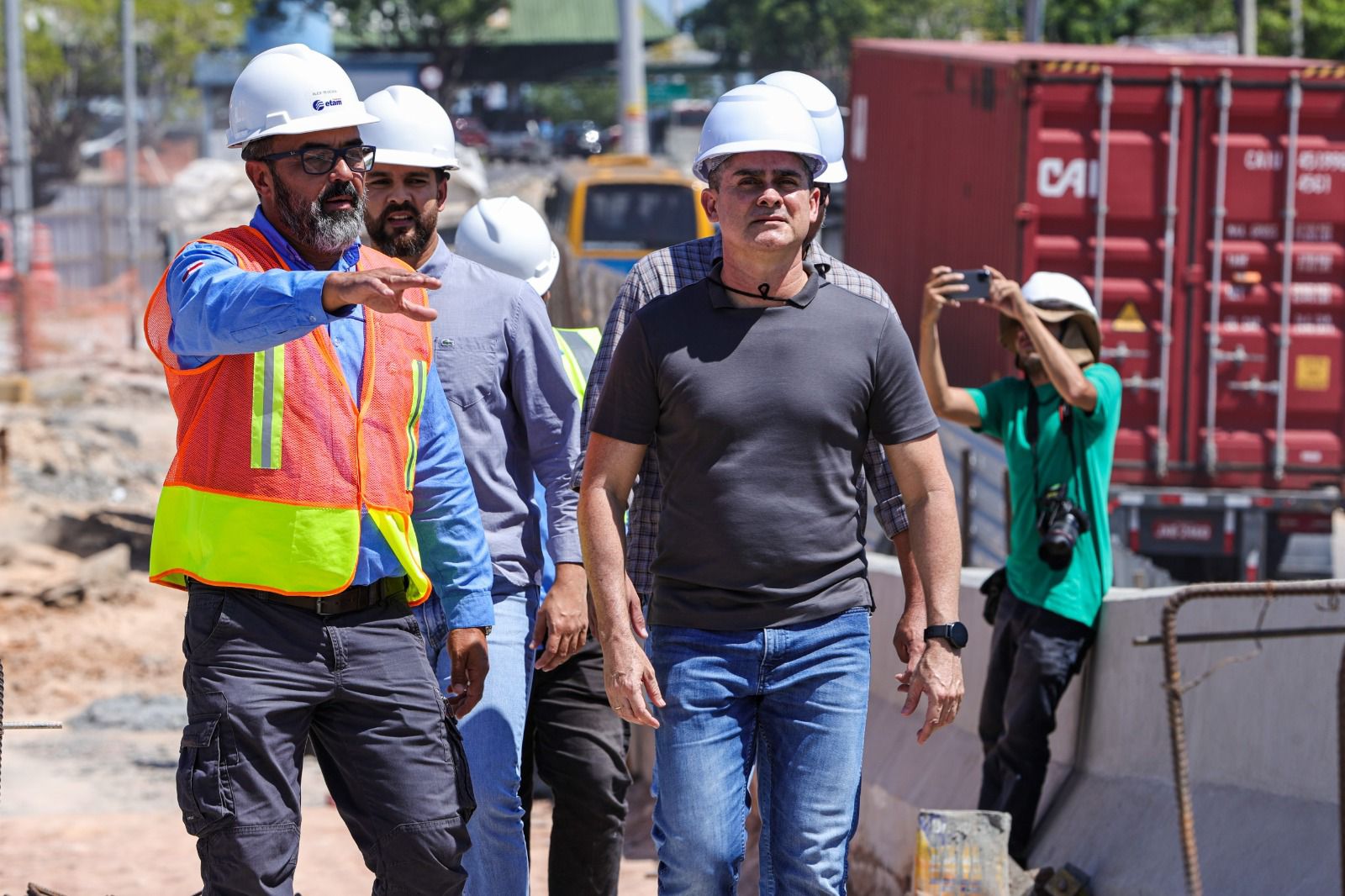 Prefeito David Almeida inspeciona o progresso das obras do complexo viário Rei Pelé. / Foto : Divulgação