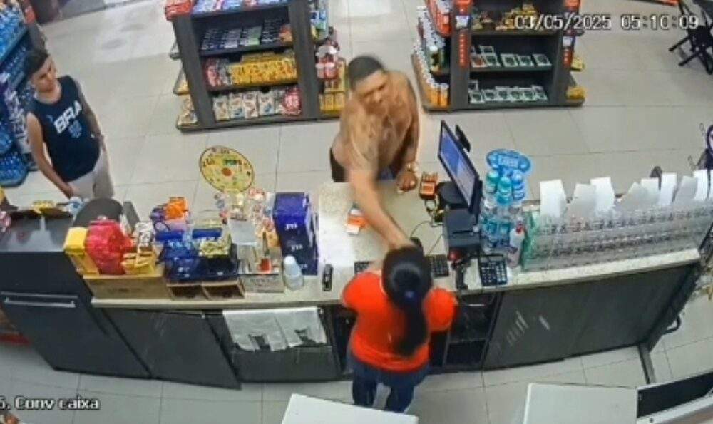 Homem embriagado agride funcionária de conveniência e briga com cliente na Zona Norte de Manaus; VEJA VÍDEO