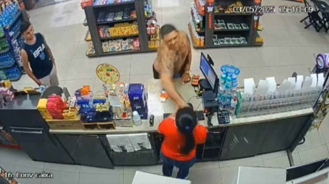 Homem embriagado agride funcionária de conveniência e briga com cliente na Zona Norte de Manaus; VEJA VÍDEO