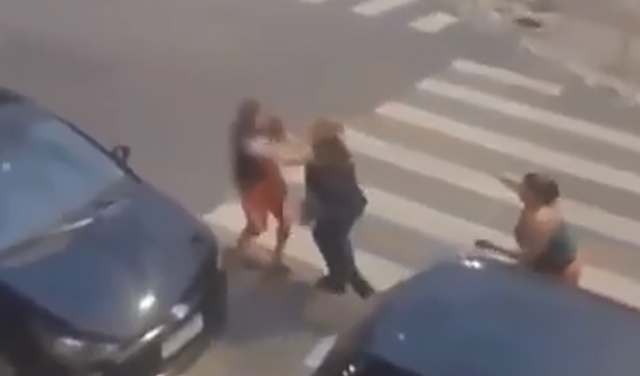 Vídeo mostra momento em que mulher surta e ataca o ex-companheiro por não aceitar fim de relacionamento